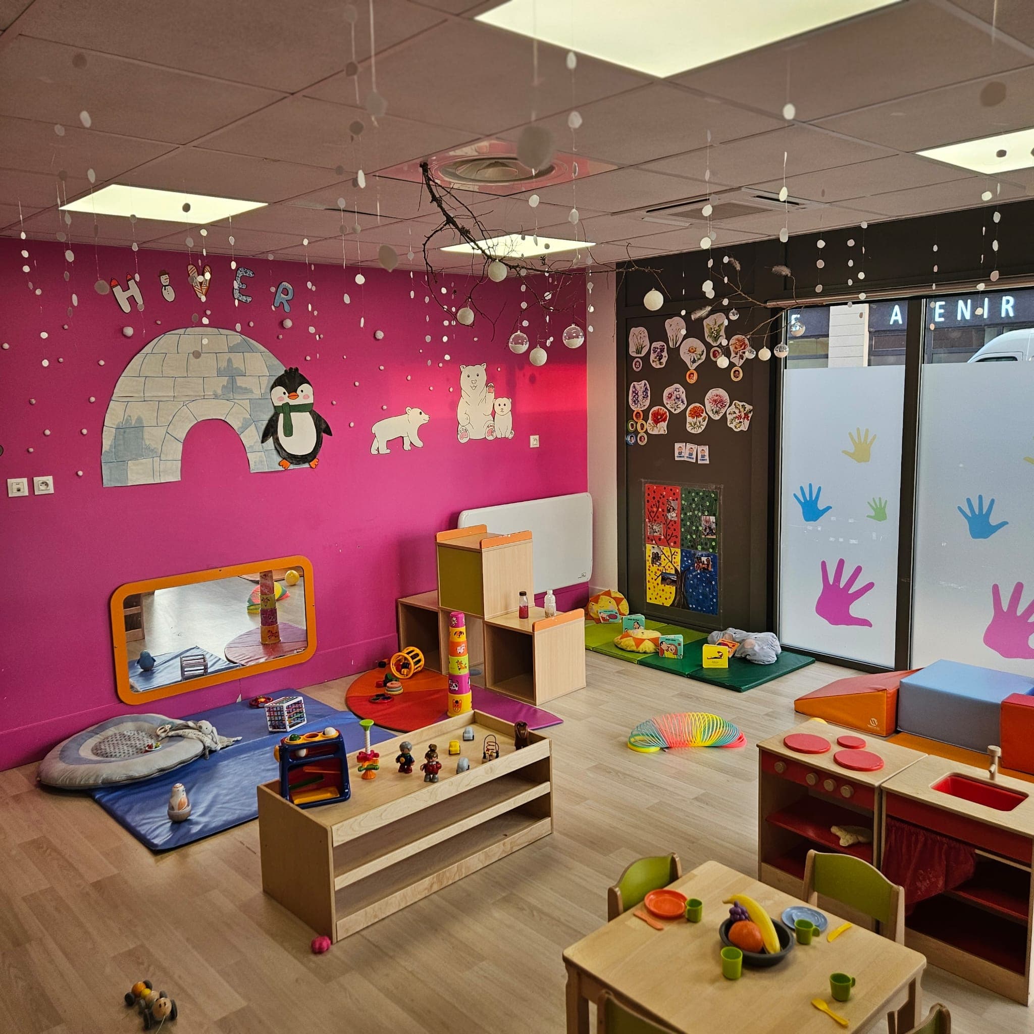 Vue générale de la salle principale avec jeux et mobilier