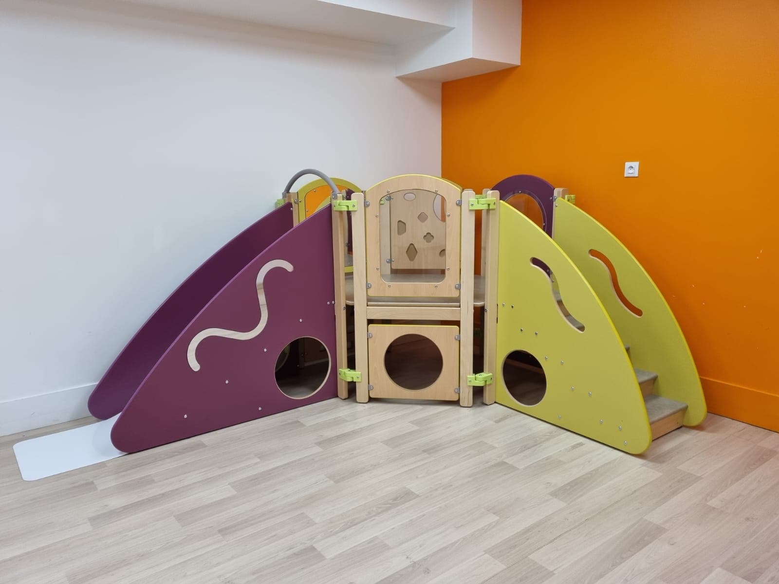 Espace motricité avec structures de jeu