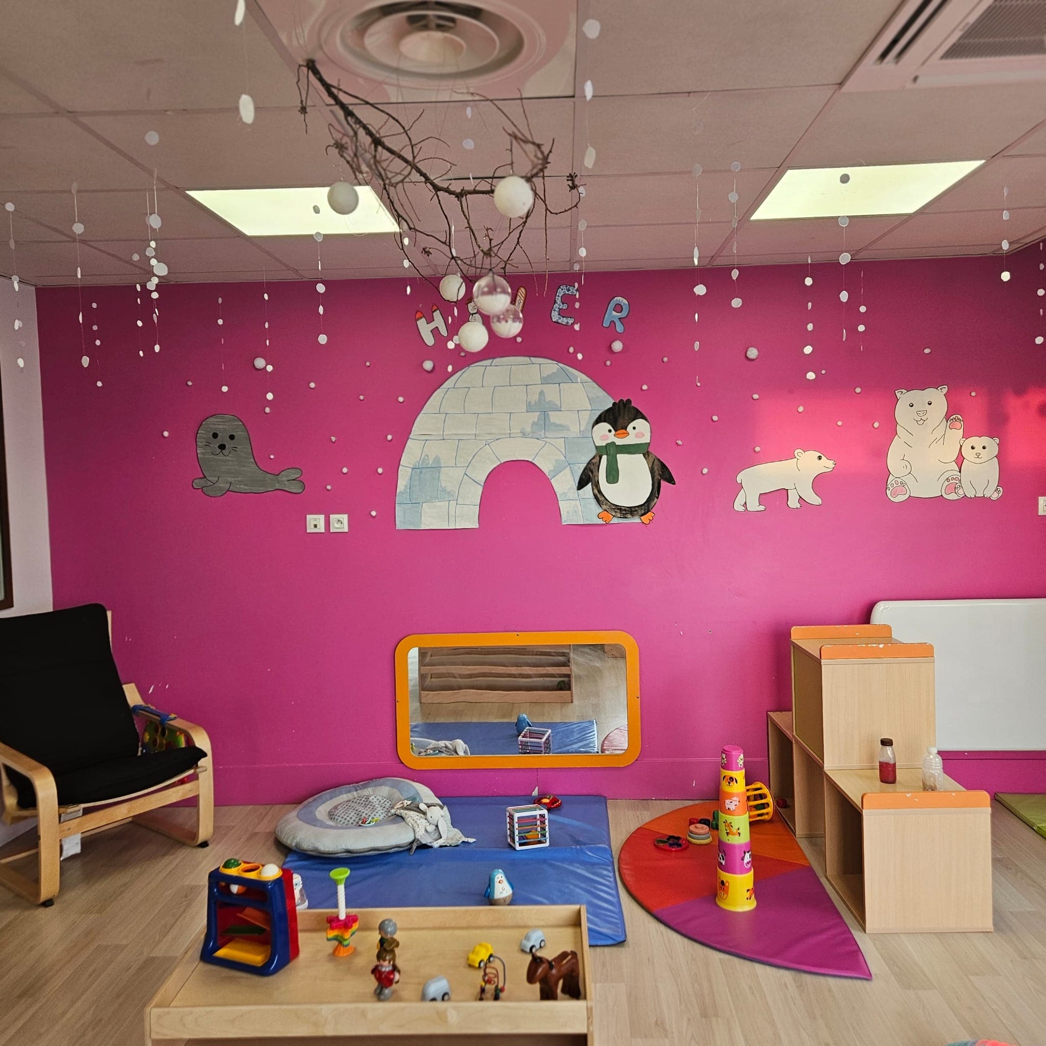 Aménagement douillet de la salle des bébés