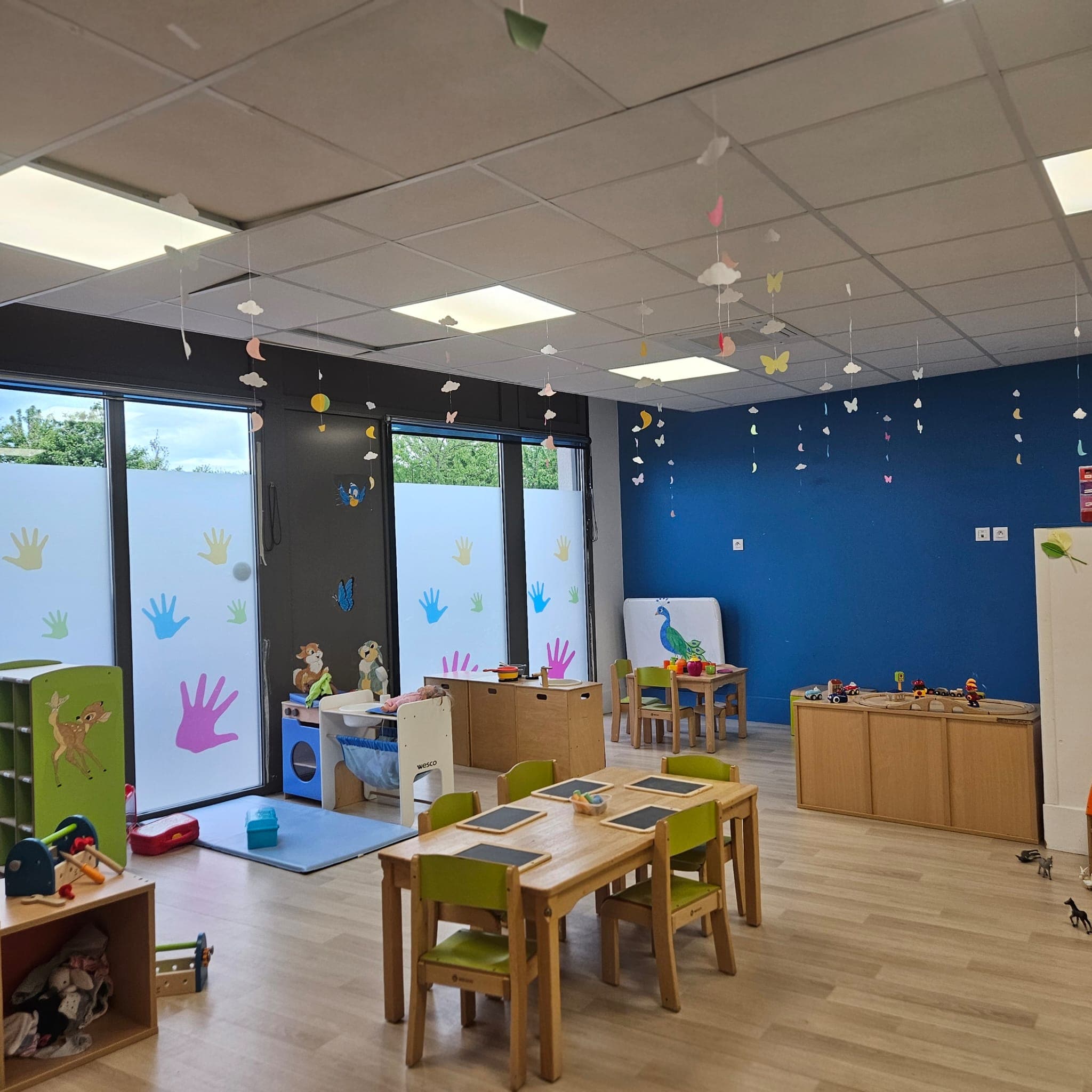 Salle bleue avec mobilier adapté