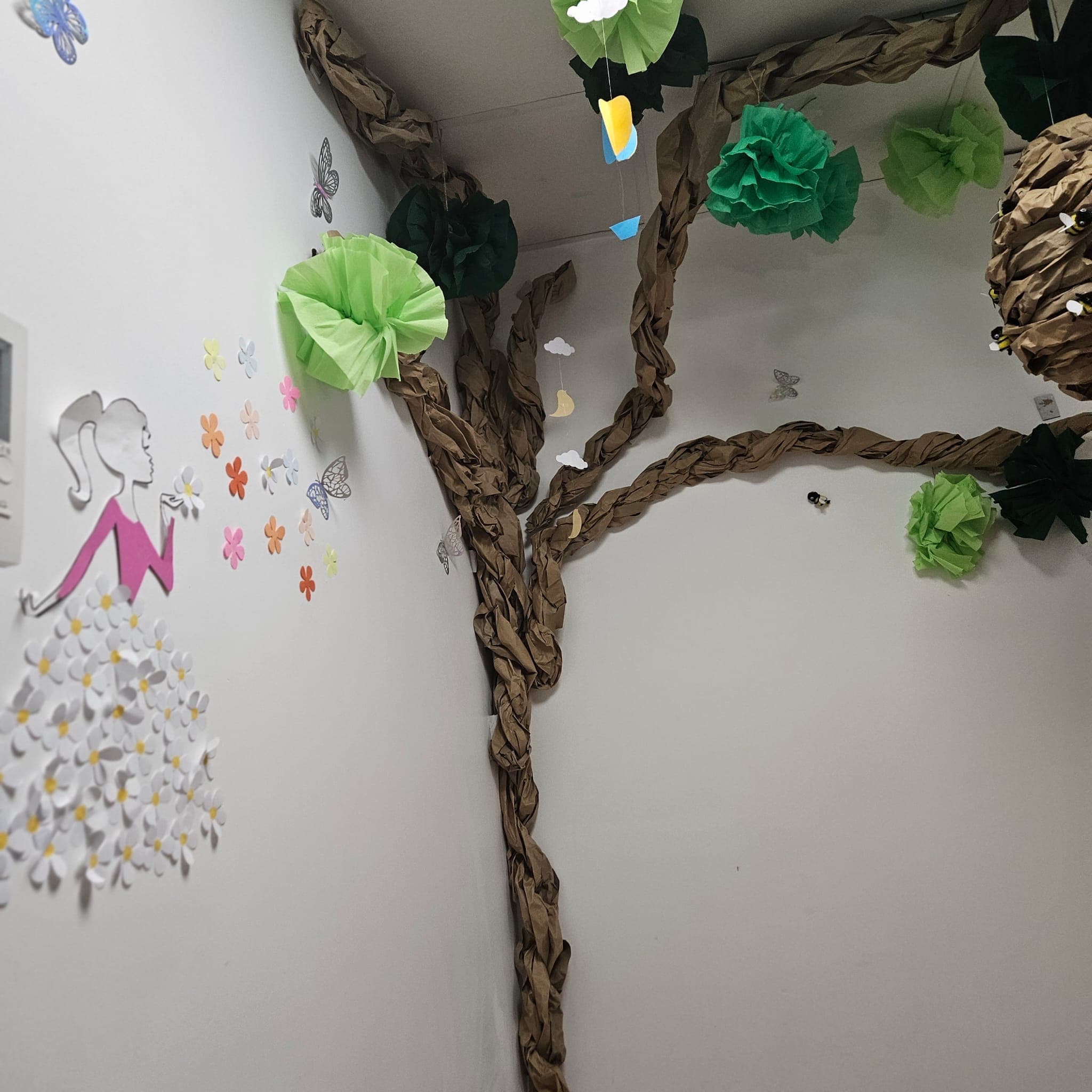 Créations artistiques accrochées dans la crèche