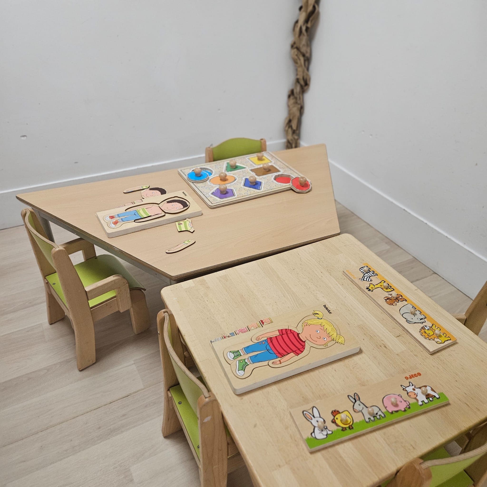 Puzzles éducatifs en bois sur tables